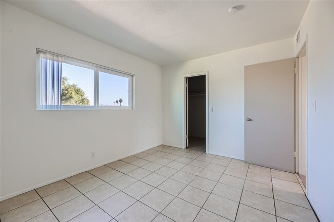 Building Photo - BEAUTIFUL 2 Bedroom 2 Bathroom Condo!