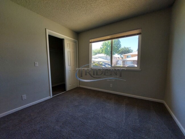 Building Photo - 2-bedroom, 1 bath condo near parks and schools