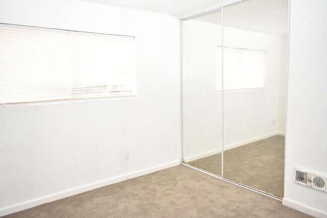 Building Photo - 2 Bedroom unit