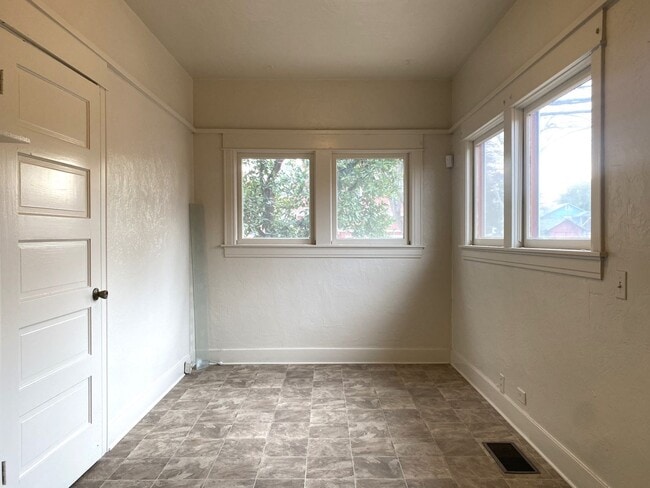 Building Photo - Available Now! Charming 3-bdrm./1.5-bath, ...