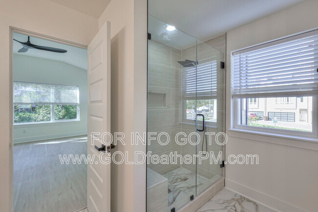 Building Photo - 402 E Trinity Ln