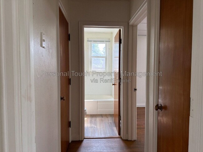 Building Photo - 517 12th Ave N