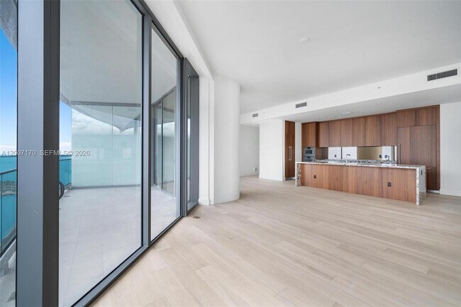 Building Photo - 175 SE 25th Rd