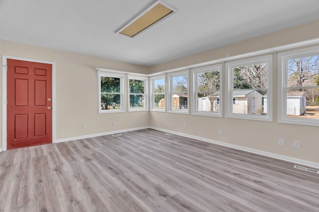 Building Photo - 306 Glancy St