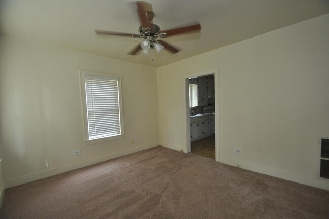 Building Photo - 211 E Burress St