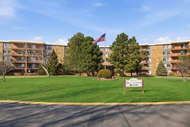 Building Photo - 16 E Old Willow Rd