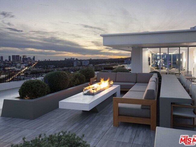 Building Photo - 1100 Alta Loma Rd