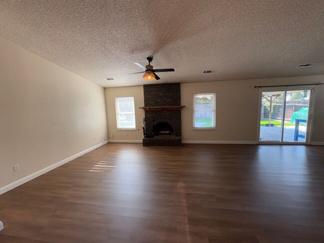 Building Photo - Lemoore Home Available Now!