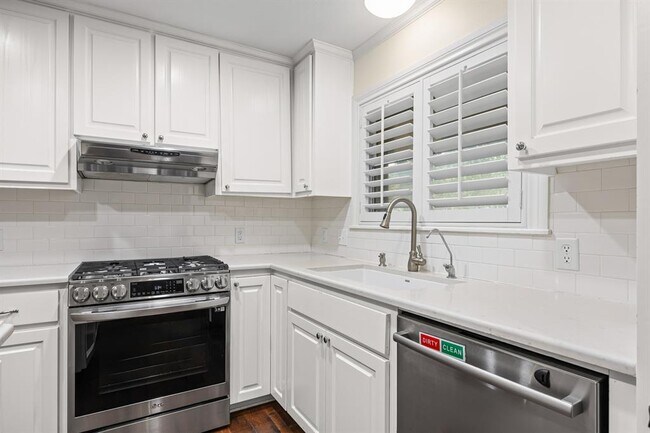 Building Photo - 7103 Mesa Dr