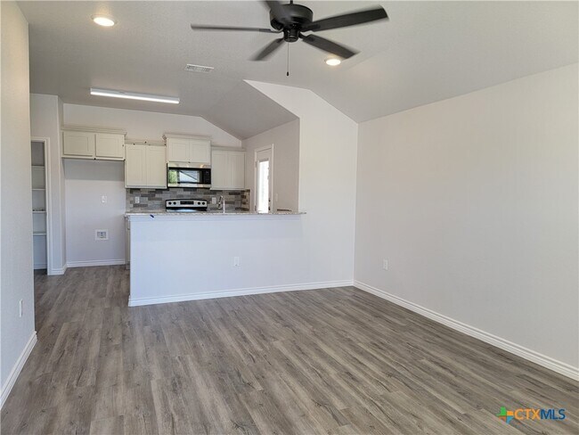 Building Photo - 122 Wind Ridge Dr