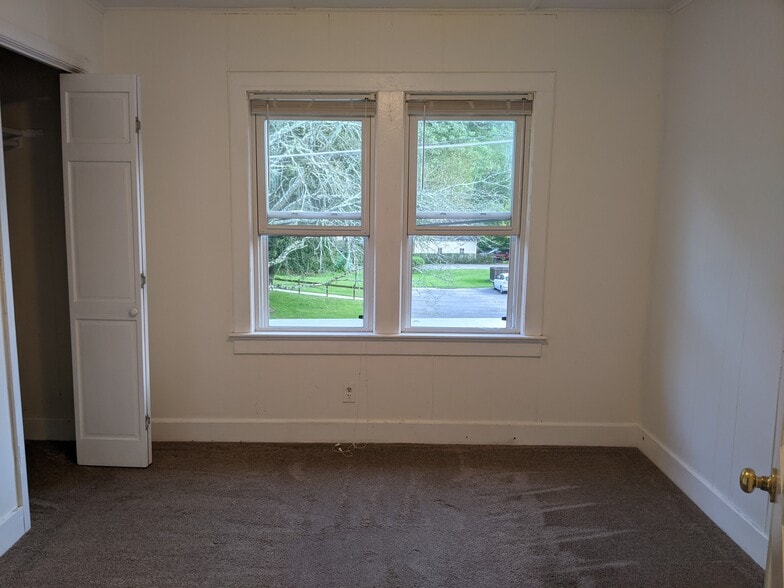 Building Photo - 614 Robeson St