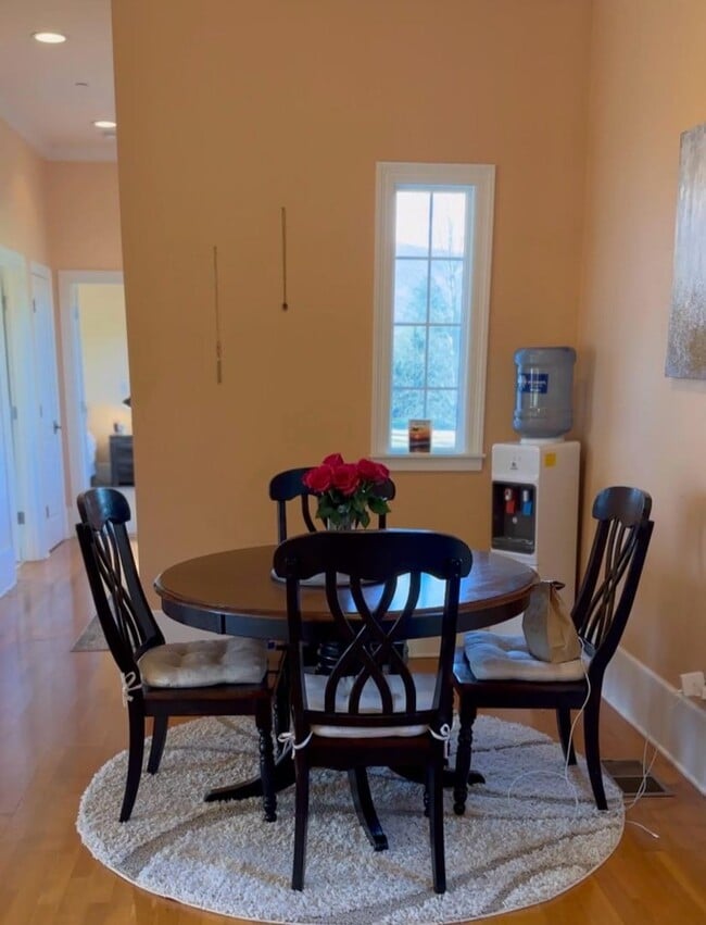 Building Photo - One of a kind furnished apartment on Creek...