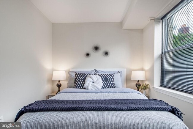 Building Photo - 417 18th St NE