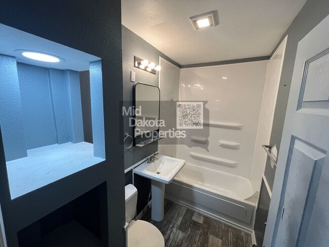 Building Photo - 404 S Minnesota- 4 Bedroom, 2 Bathroom House