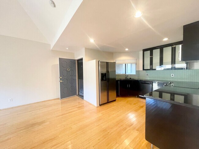 Building Photo - AVAILABLE NOW!! BEAUTIFUL  2 Bed / 2 Bath - Across from The River Shopping Center in RANCHO MIRAGE!