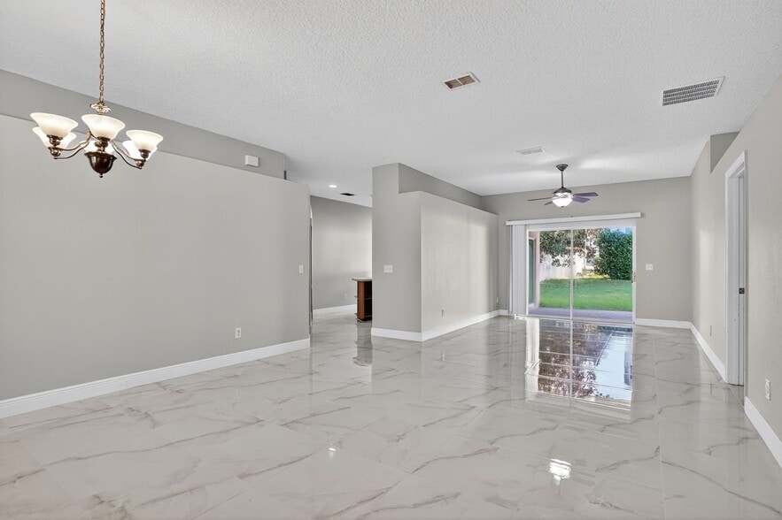 Building Photo - 10181 Marsh Pine Cir