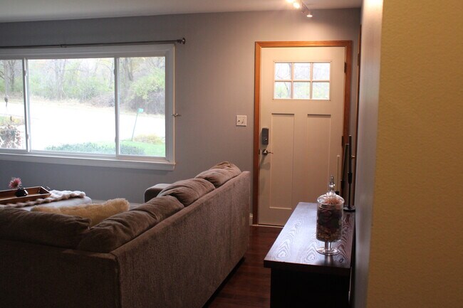 Building Photo - 5039 W Clayton Rd