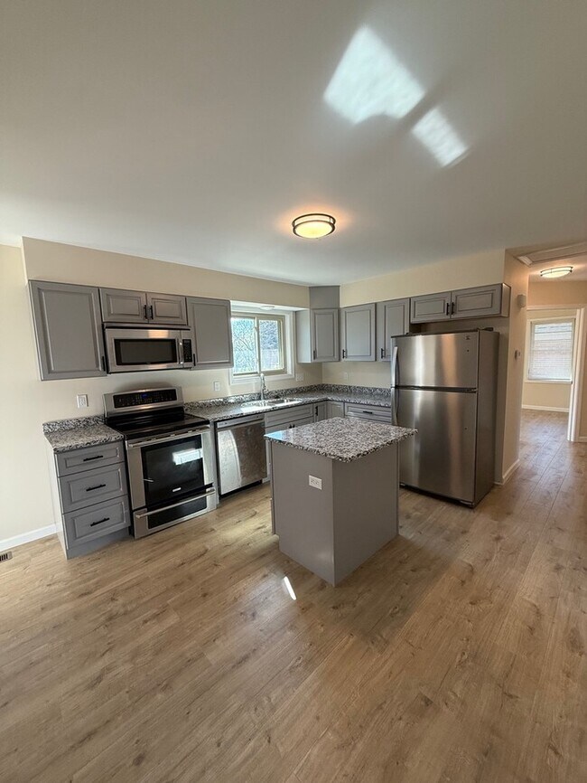 Building Photo - REMODELED Two Bedroom Two Bath Home in Overland, Mo.