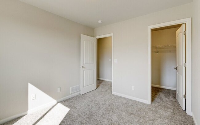Building Photo - Newer Townhome | Mins to Base | Pool + Gym...
