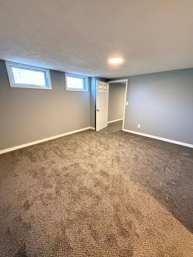 Building Photo - 4 bedroom/1 bath/detached storage building