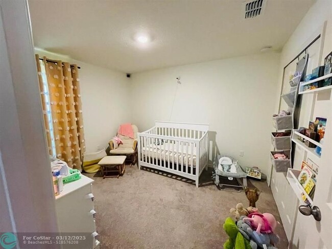 Building Photo - 787 SE 25th Dr