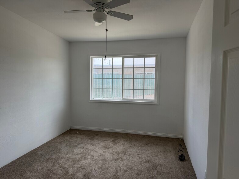 Building Photo - 835 E Avenue Q