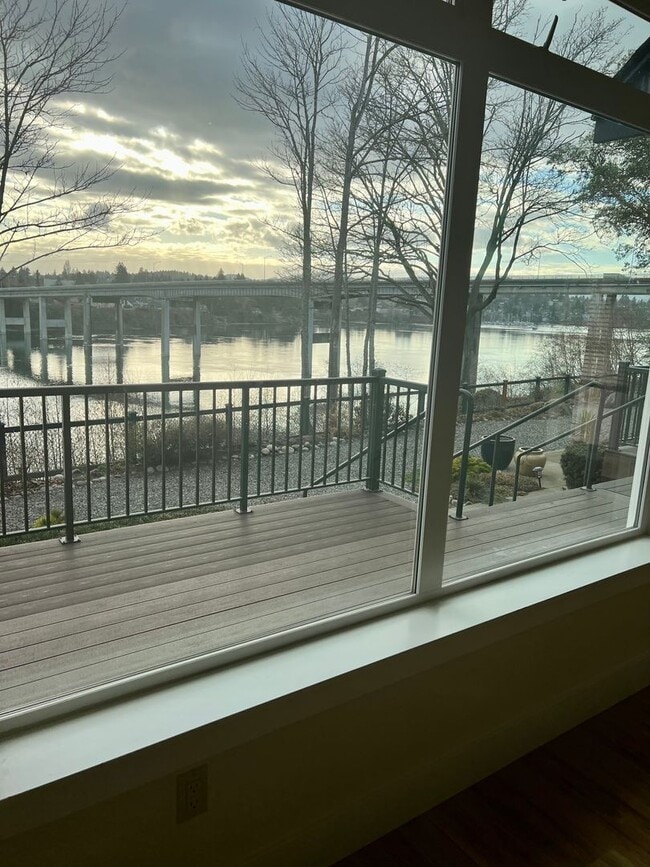 Building Photo - Townhome in Bremerton with beautiful view.