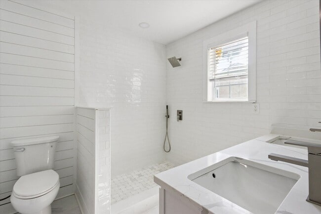 Building Photo - Newly Renovated Coastal Cottage for Lease!