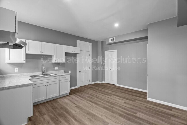 Building Photo - 3456 Chippewa St