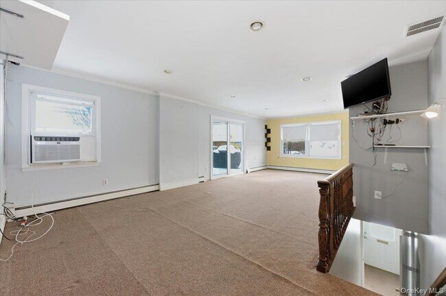 Building Photo - 401 W Walnut St