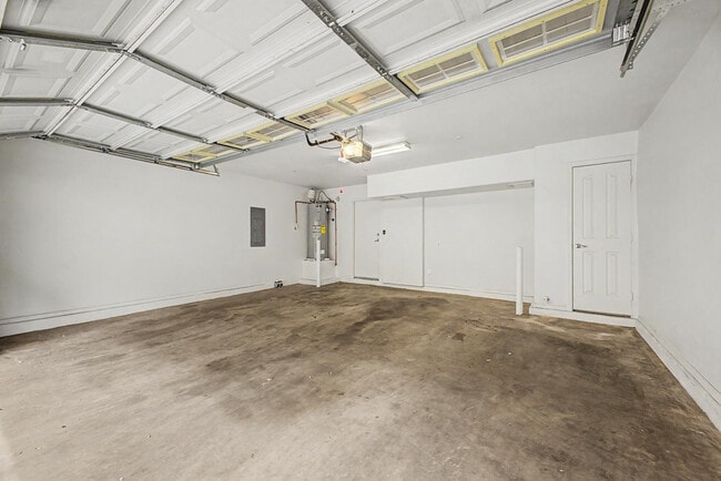 Building Photo - 16825 N 14th St