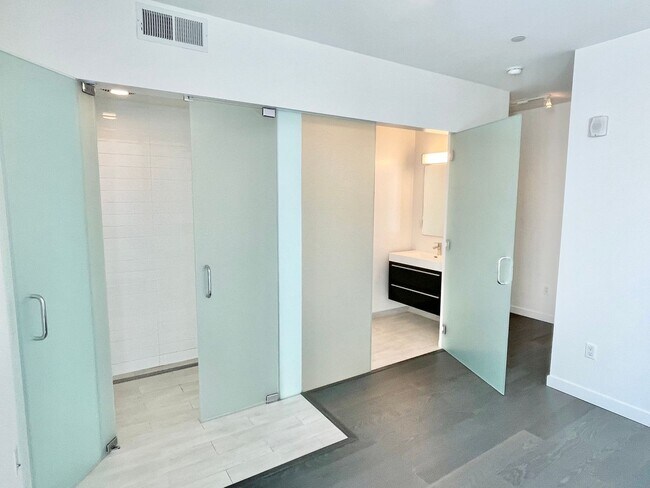 Building Photo - HIP 2BR/2BA Inner Mission Top Floor Boutiq...
