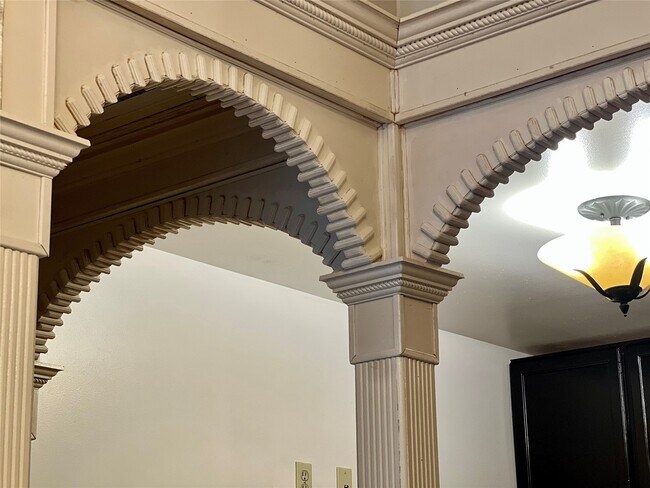 Building Photo - 2100 Tanglewilde St