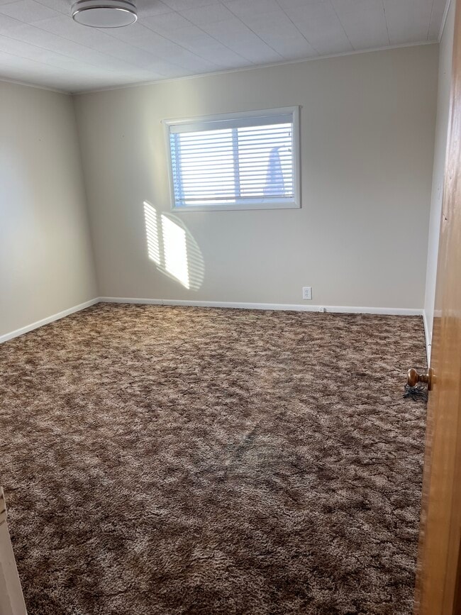 Building Photo - 725 Sand Creek Rd