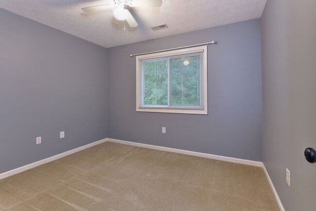 Building Photo - Beautifully Renovated Running Man Gem - Co...