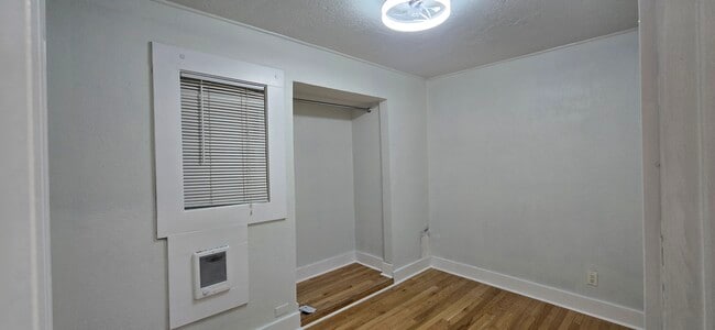 Building Photo - Ash