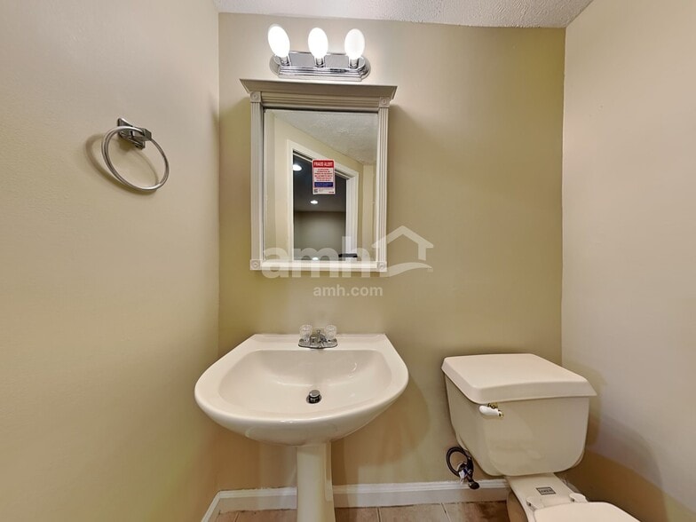 Building Photo - 25 Thorne Hill Dr