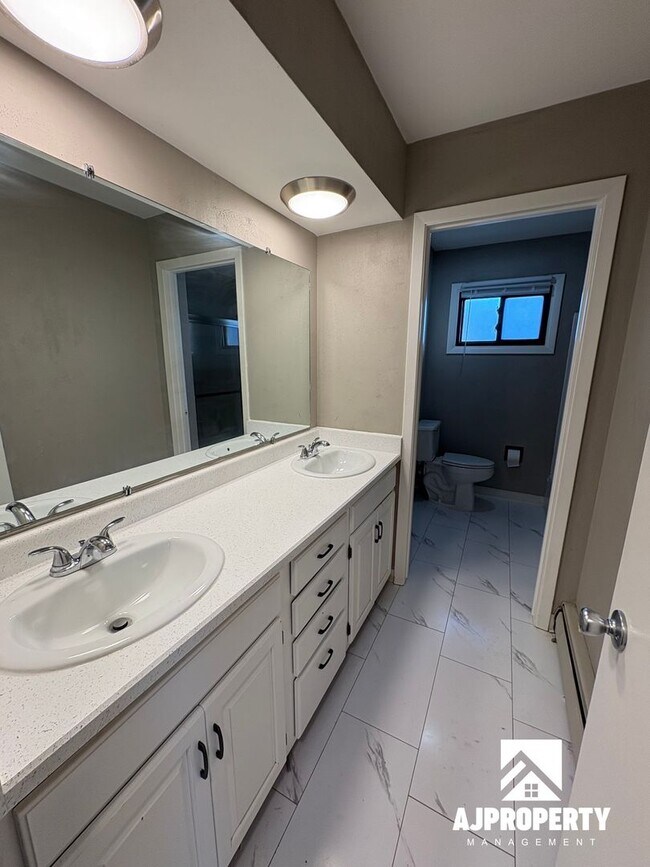 Building Photo - 3014 S Phillips Ave