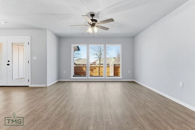 Building Photo - Lawn Care Included! Fully Updated 2 Bed / 2 Bath Duplex – Prime Broken Arrow Location!