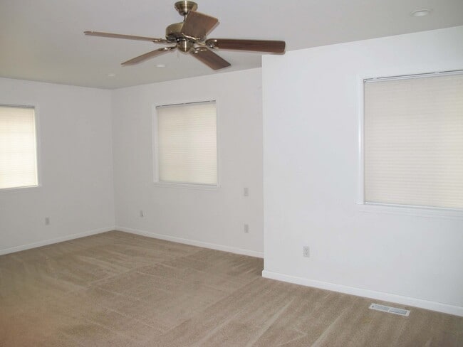 Building Photo - ***PENDING APPLICATIONS***4BD/3BA Home wit...