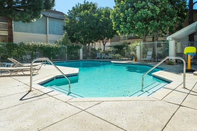 Building Photo - Camelot Community Downstairs 2 Bedroom Con...