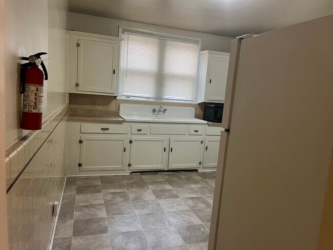 Building Photo - 3427 Sheffield Ave