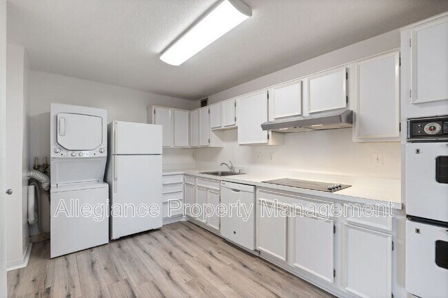 Building Photo - 309 Yoakum Pkwy