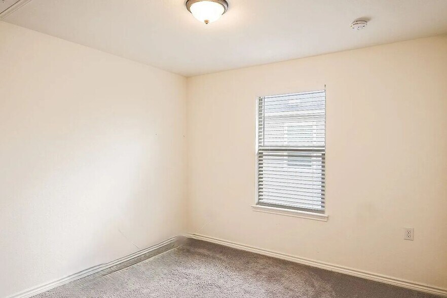Building Photo - 5527 Castle Brook Dr