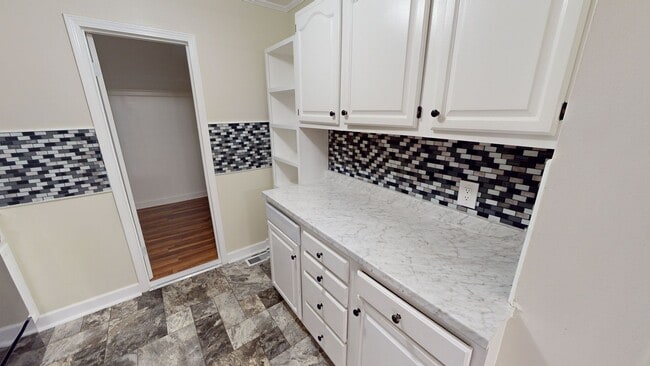 Building Photo - Charming 3 Bedroom Home with Modern Update...