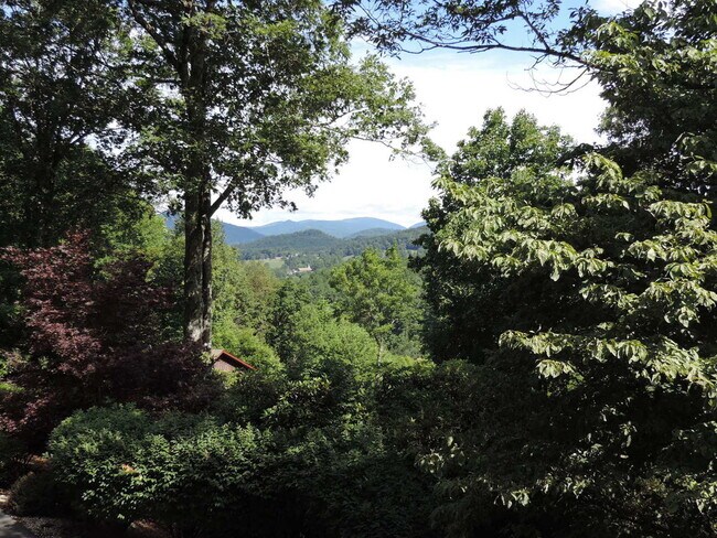 Building Photo - 404 Wintergreen Dr