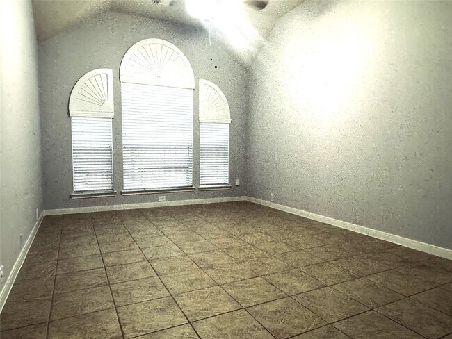 Building Photo - 2910 Sandleigh Dr