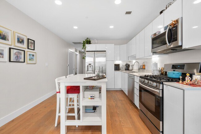 Building Photo - 250 Meridian St