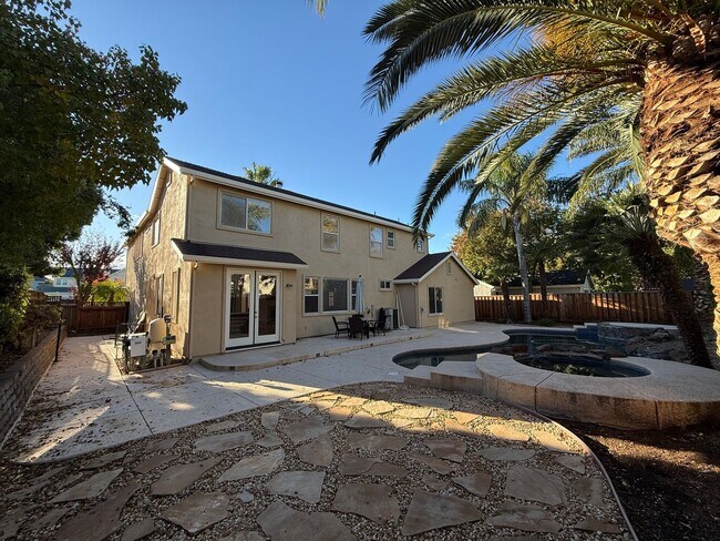 Building Photo - 5 bedrooms located in Redbridge Gated Community!