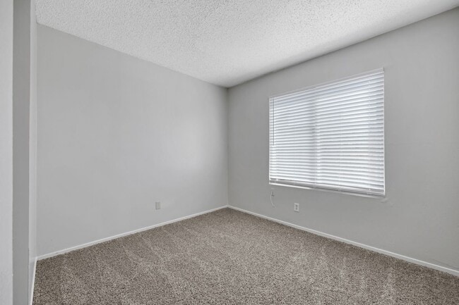 Building Photo - 1520 Hialeah Dr